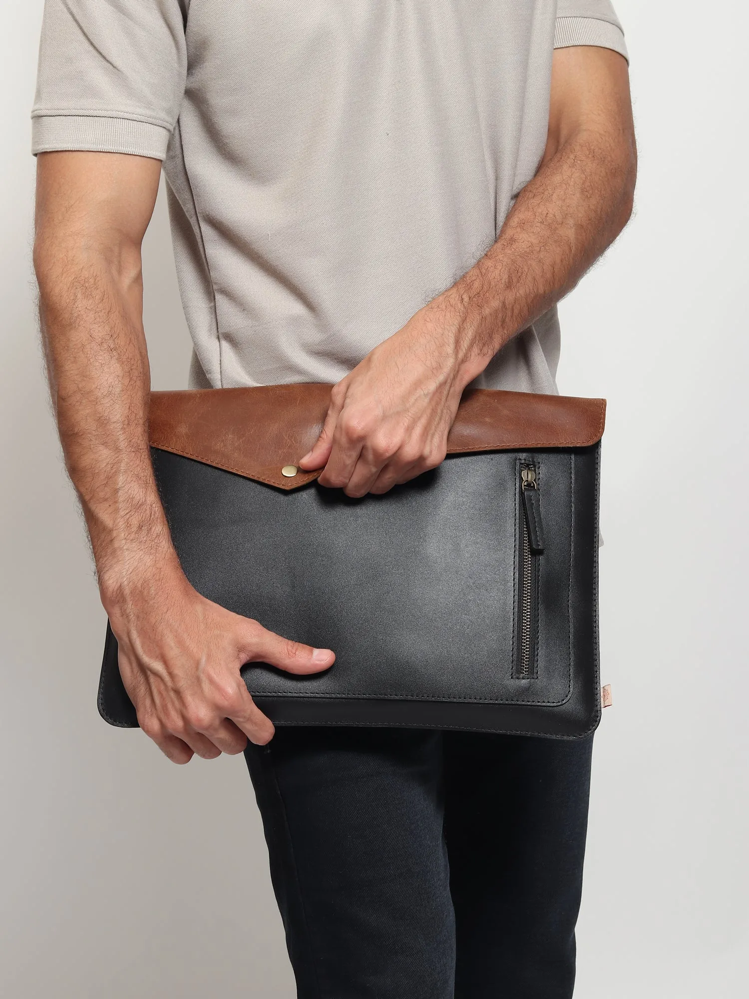 ABAZE - LEATHER LAPTOP SLEEVE