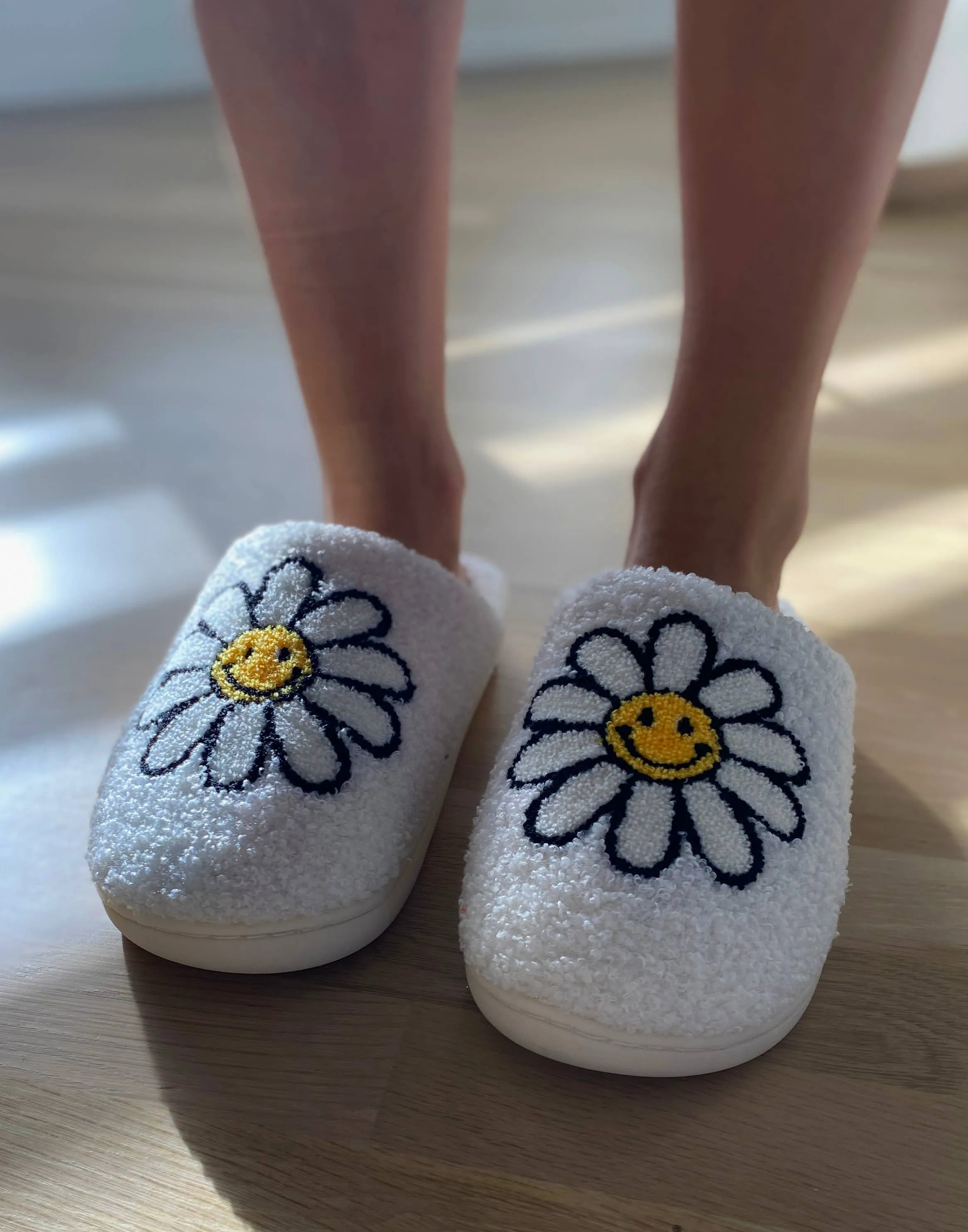 Indoor / Outdoor Slippers - Smiling Daisies - White: S/M