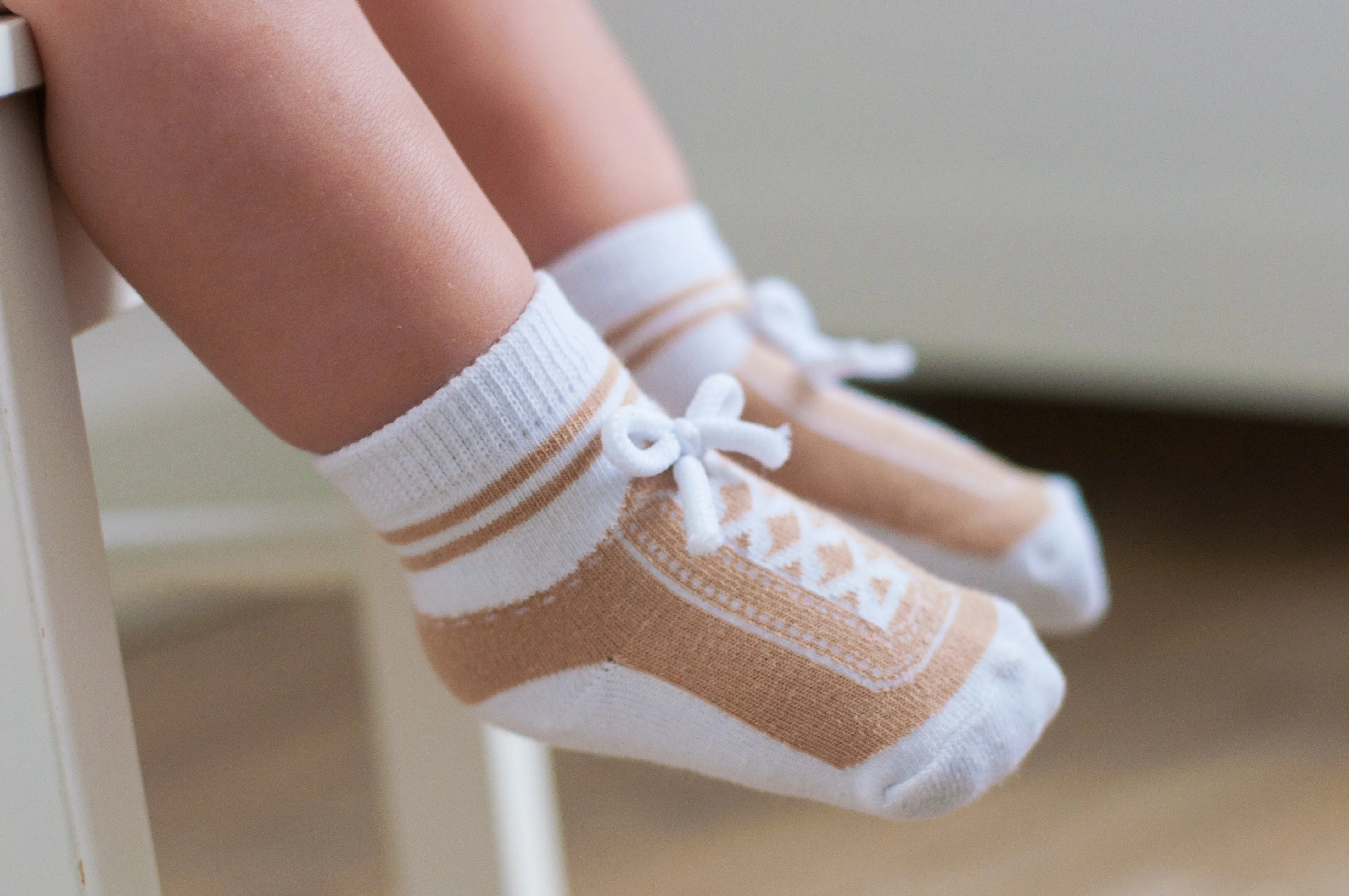 STEPPING OUT shoe-design socks. With faux shoelaces and anti-slip soles. 6 pairs. 12-24 months